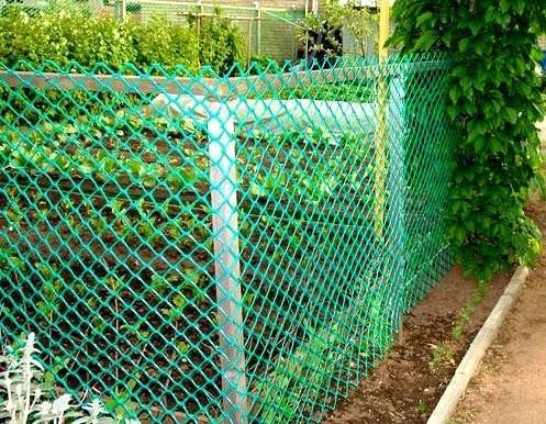 Забор из пластиковой сетки рабицы