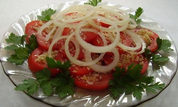 Салат из помидор с луком