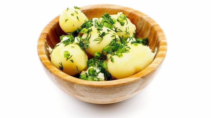 Вареная картошка с зеленью