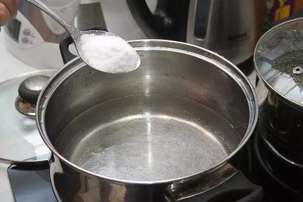 Добавляем сахар в кипящую воду