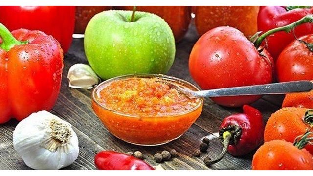 Аджика с яблоками и помидорами на зиму — рецепты с морковью, перцем, кабачками и чесноком