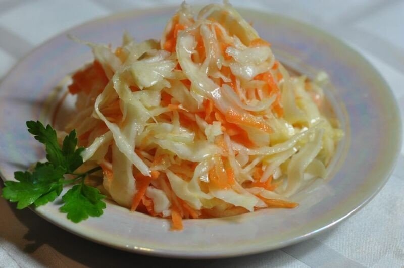 Витаминный салат из квашеной капусты