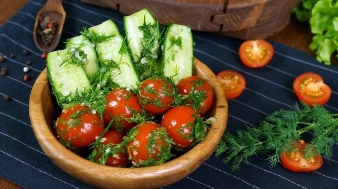 Малосольные огурцы и помидоры с чесноком и зеленью