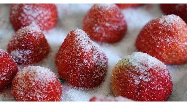 Клубника с сахаром на зиму — рецепты протертой, замороженной, вареной и взбитой блендером клубники