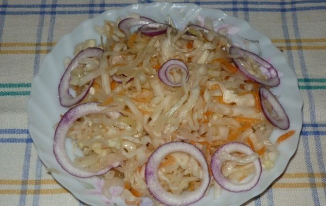 Салат из кальмаров с морковью и луком