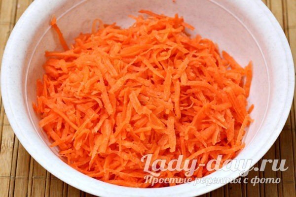 Выложенная нашинкованная капуста в тазу с морковью