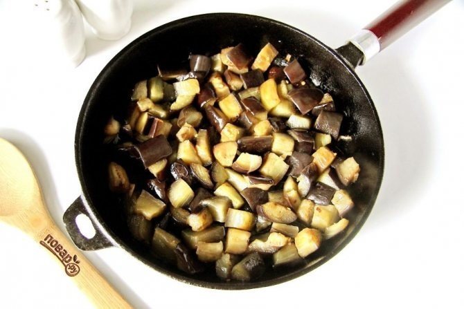 Баклажаны жареные на сковороде с орехами и чесноком