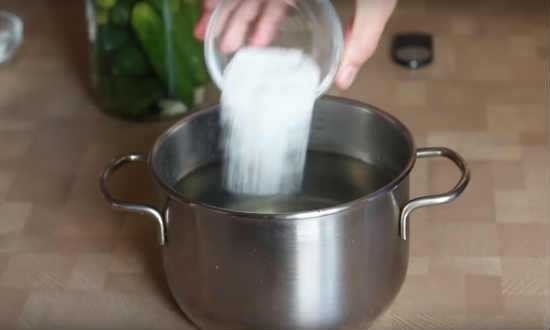 При солении огурцов можно кипятить воду в алюминиевой кастрюле