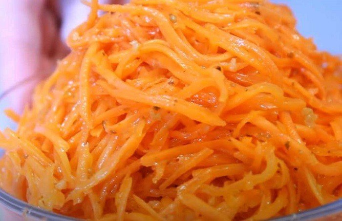 Красивое оформление корейской моркови с капустой