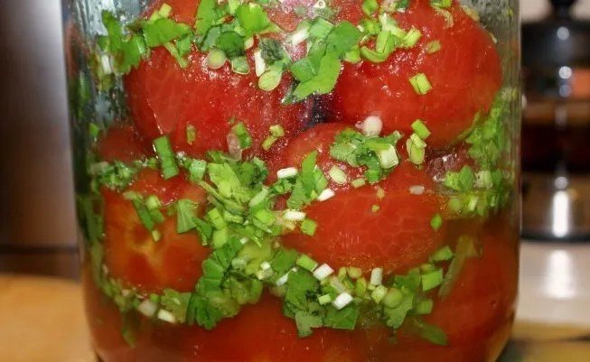 Малосольные помидоры с чесноком и зеленью