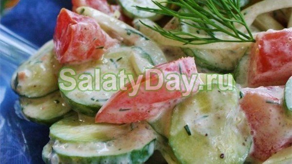 Картошка с салатом из огурцов и помидоров