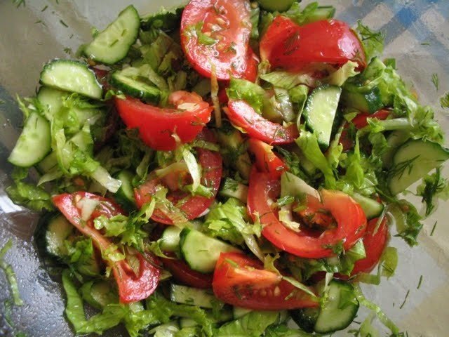 Салат с огурцами и помидорами