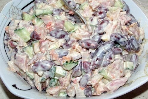 Салат с красной фасолью и копченой курицей и сухариками