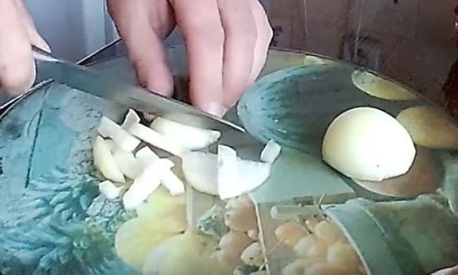 Нарезка лука на суп