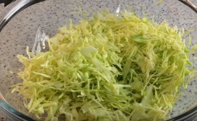 Салат из свежей капусты с чесноком
